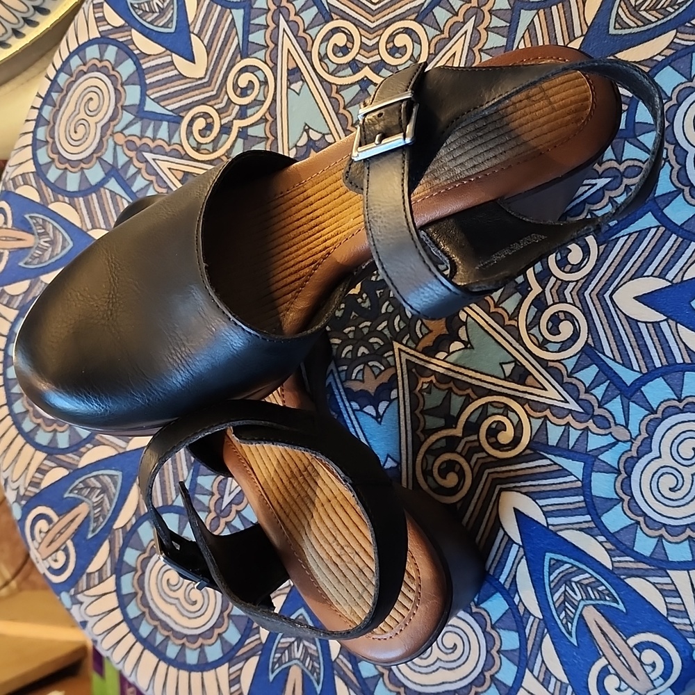 Women BØC Natasha Clogs NWOT